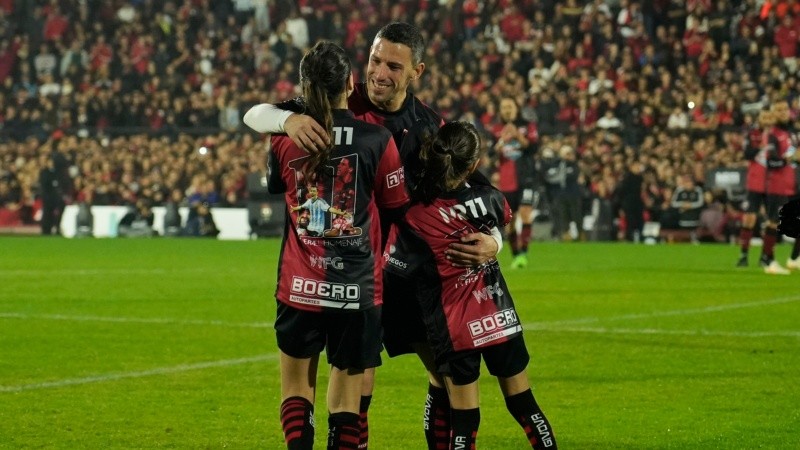 Inolvidable homenaje a Maxi Rodríguez en el Coloso