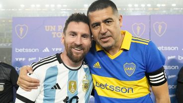 Messi despide también a Riquelme.