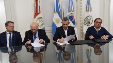 El intendente y las autoridades nacionales en la firma.