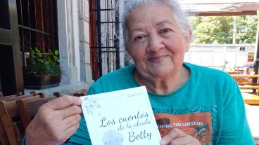 Beatriz Leroy con el borrador de su primer libro de cuentos infantiles.