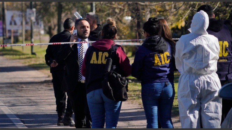 El fiscal Spelta en la escena del crimen sobre la ruta 9. 