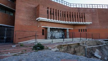 "Se observa algún movimiento debajo de las lajas de mármol que podrían indicarnos alguna futura caída". 