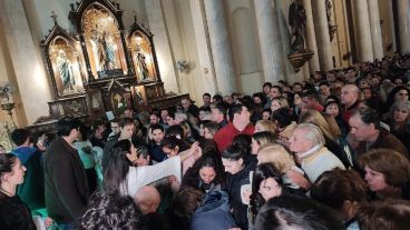 Una multitud buscó la bendición de Leda el martes pasado en la catedral.