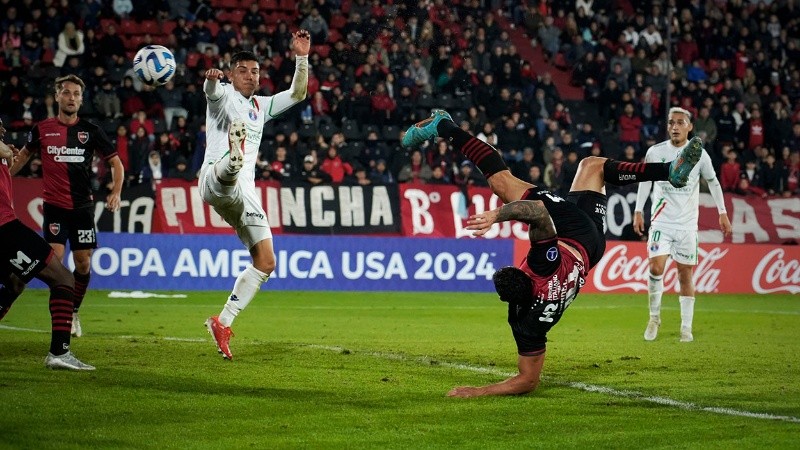 Armando Méndez metió un golazo agónico para que Newell's encuentre alivio.