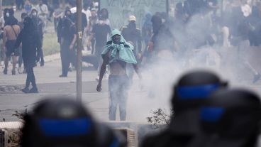 La policía intenta desactivar las protestas con gases lacrimógenos.