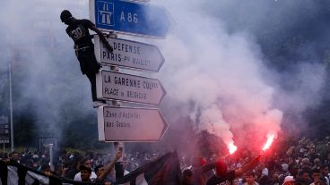 Casi 700 personas fueron detenidas en la tercera noche de disturbios en Francia.