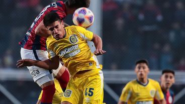 Mucha lucha: una constante en el duelo de Central con San Lorenzo en el Nuevo Gasómetro.