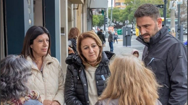 García junto a los precandidatos de su partido, Mónica Fein y Enrique Estévez.