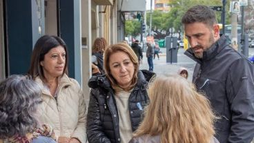 García junto a los precandidatos de su partido, Mónica Fein y Enrique Estévez.