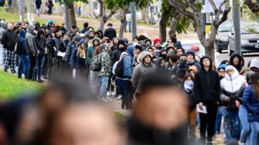 Seis cuadra de fila para entregar el CV  - Ana Isla / Rosario3