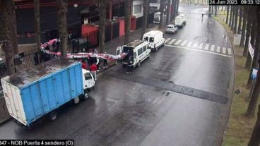 Captura del video en que se ve cómo sacaron la bandera del Coloso