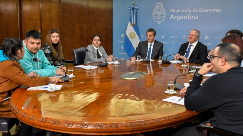 Massa hizo el anuncio junto al ministro de Educación.