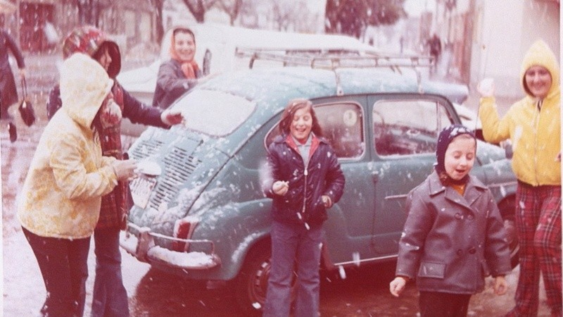 El Fiat 600 turquesa que quedó con el techo blanco en Iriondo y Pellegrini.