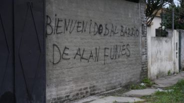 Una de las paredes del barrio, a metros de dónde el domingo asesinaron a una mujer.