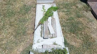 Imagen de una tumba profanada en el mismo cementerio a comienzos de 2022