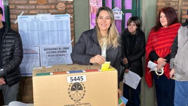 Losada en contacto con los medios antes de votar.