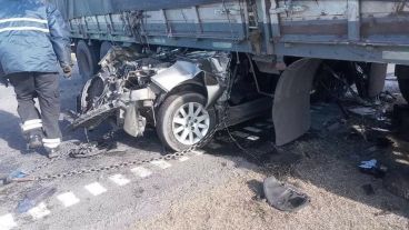 El auto quedó incrustado debajo del camión, sobre la autopista.