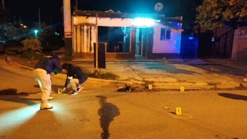 Viernes por la noche en el Cordón Ayacucho. La AIC juntó vainas frente a la casa donde vive la pareja de Funes.