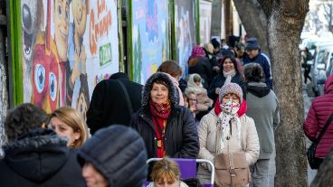 La fila comenzó a engrosarse desde temprano, cuando vecinos se acercaron con abrigos y reposeras a esperar.