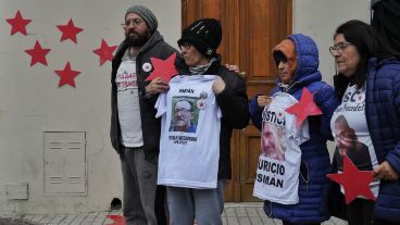 La carpa, con estrellas rojas y banderas que recuerdan a diferentes personas asesinadas y con la presencia de algunos allegados, se instaló en el frente del edificio oficial sobre calle Moreno al 600