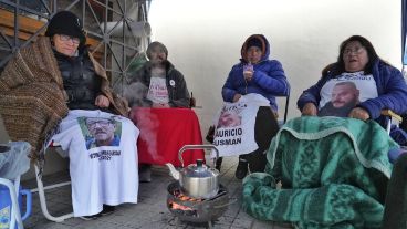 El doble crimen del 23 de julio de 2022 fue en una parada de colectivos frente a la plaza Rodolfo Walsh, en Isola y Maestros Santafesinos.