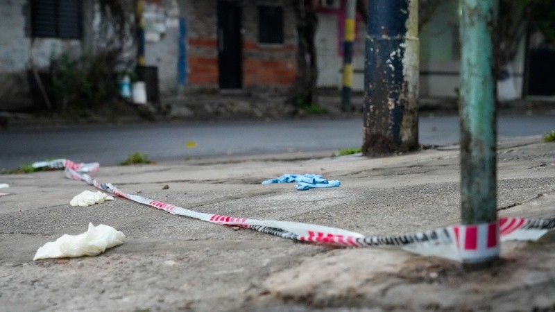 El lugar del crimen perpetrado esta madrugada en barrio Tablada.