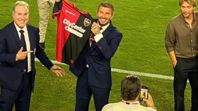 Solo Messi lo puede generar: David Beckham con una camiseta de Newell's.