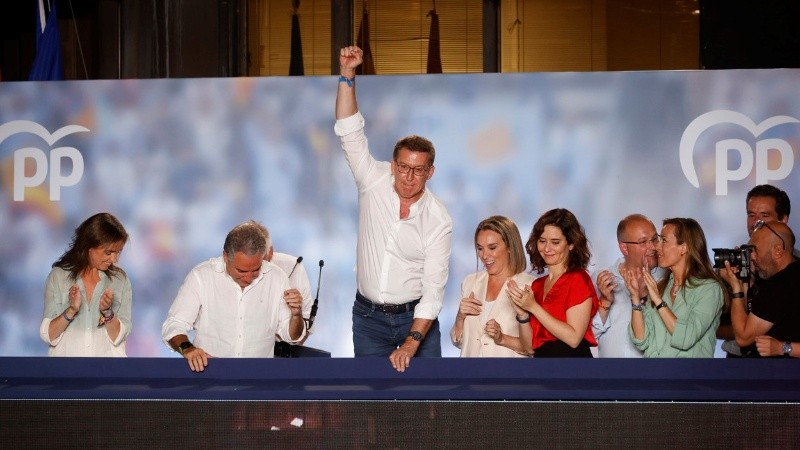 El candidato del PP, Alberto Núñez Feijoo, saluda a los simpatizantes en Madrid.