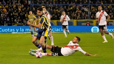 Falta de Mammana a Véliz y amarilla para el del River en la primera jugada del encuentro.