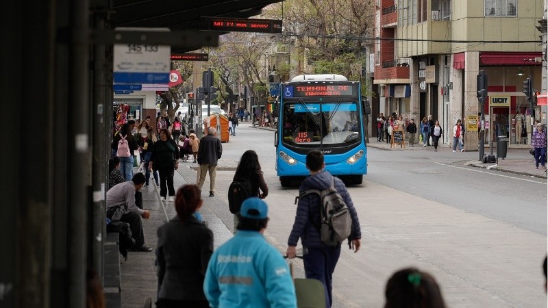 Son muchas las quejas de usuarios por la baja de frecuencias de colectivos en vacaciones.