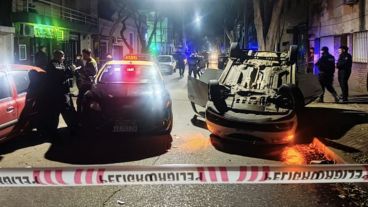 Tras los disparos, el Onix chocó contra un taxi, que quedó en la escena del crimen.