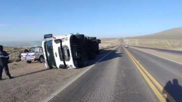 El viento causó el vuelco de un camión sobre la ruta 3.