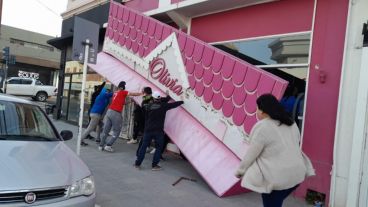 Destrozos y voladura de techos y carteles en el centro de Comodoro Rivadavia.