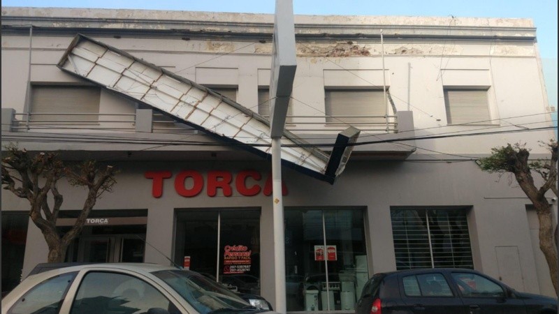 Destrozos y voladura de techos y carteles en el centro de Comodoro Rivadavia.
