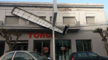 Destrozos y voladura de techos y carteles en el centro de Comodoro Rivadavia.