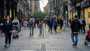 Una postal de la peatonal Córdoba durante las vacaciones de invierno en la ciudad.