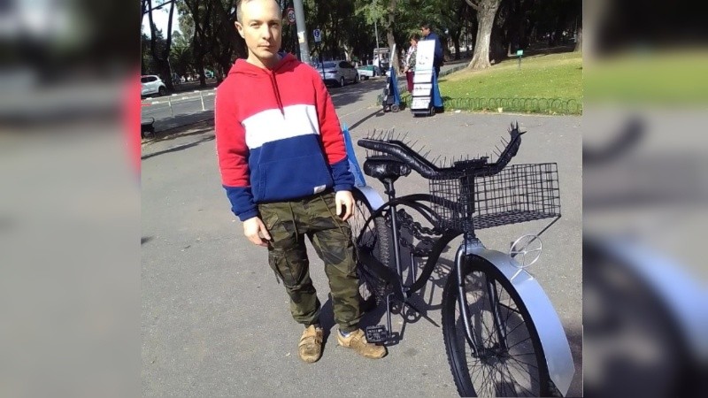 Se hartó de que le robaran la bicicleta y le colocó clavos en el asiento y el manubrio.