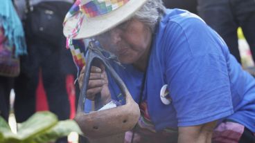 La tradición establece que hay que tomar tres tragos, pero algunos toman siete, otros uno largo, otros un vaso. Todos coinciden que debe ser en ayunas para atraer a la salud y la suerte y alejar los maleficios.