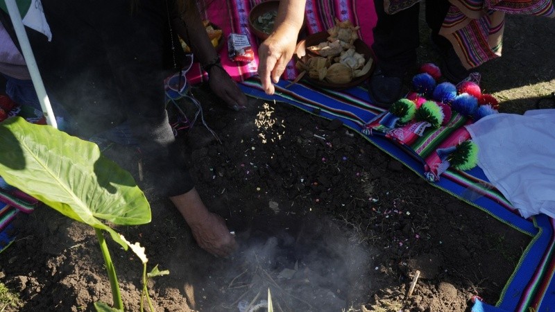 Emprendimientos locales ofrecerán este 1 de agosto la tradicional bebida de 10 a 17, junto a pan casero, pastelitos, chipá y plantas. A las 11 tendrá lugar el ritual de la Pachamama.