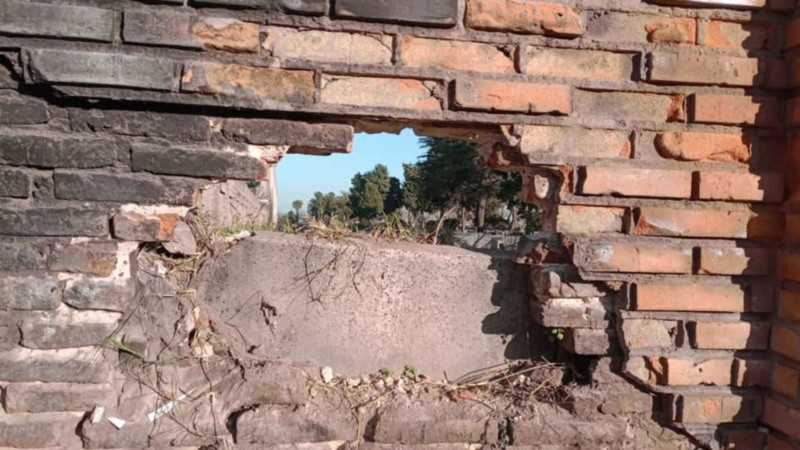 Una puerta de entrada extraoficial al cementerio. Así luce el boquete en uno de los paredones de la vieja necrópolis.