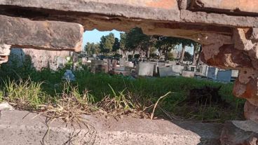 Una puerta de entrada extraoficial al cementerio. Así luce el boquete en uno de los paredones de la vieja necrópolis.