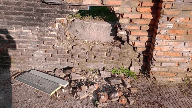 Una puerta de entrada extraoficial al cementerio. Así luce el boquete en uno de los paredones de la vieja necrópolis.