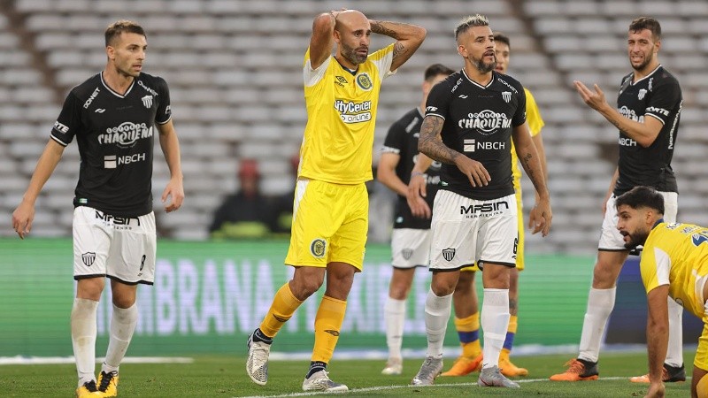 Veliz tuvo su chance de cabeza pero el palo se lo negó en Córdoba por Copa Argentina.