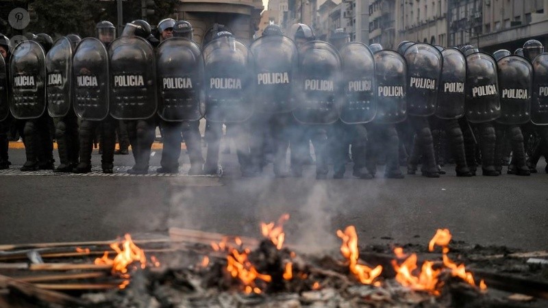 La Policía porteña intervino en una protesta aunque se investiga por qué murió el manifestante.