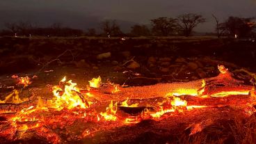 El fuego se descontroló en medio de las condiciones secas y los fuertes vientos del huracán Dora.