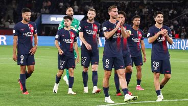 Con Mbappé mirando desde la tribuna, el París no pudo bajo el mando de Luis Enrique.