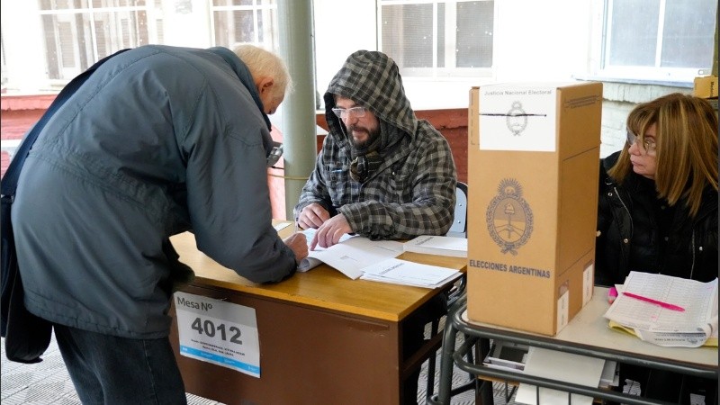 De a poco va llegando gente a las escuelas.