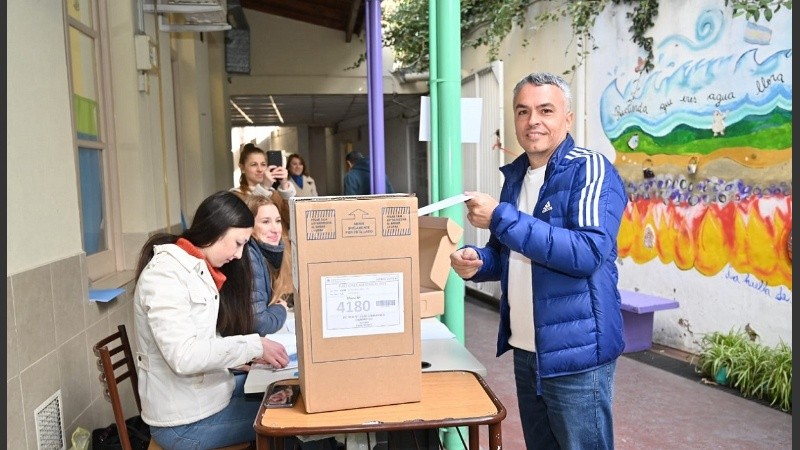 El precandidato Esteban Paulón instó a la ciudadanía a votar y agradeció a las autoridades de mesa.