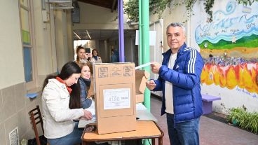 El precandidato Esteban Paulón instó a la ciudadanía a votar y agradeció a las autoridades de mesa.