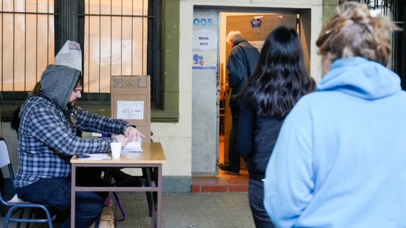 En Rosario algunas mesas demoraron en abrir por ausencia de autoridades de mesa.